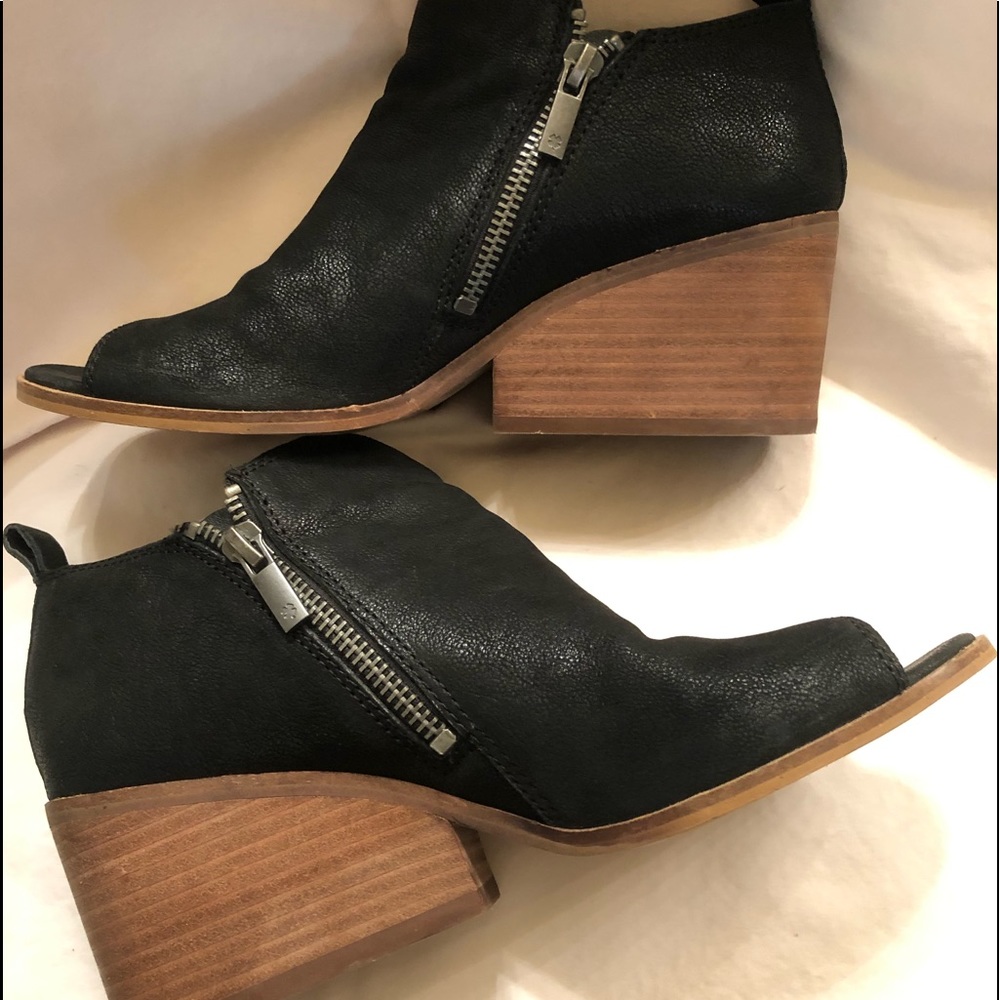 Lucky Brand Women’s Sinzeria Wedge Sandal
